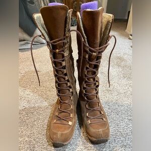 Woman’s Timberland Brown Suede LaceUp Boots